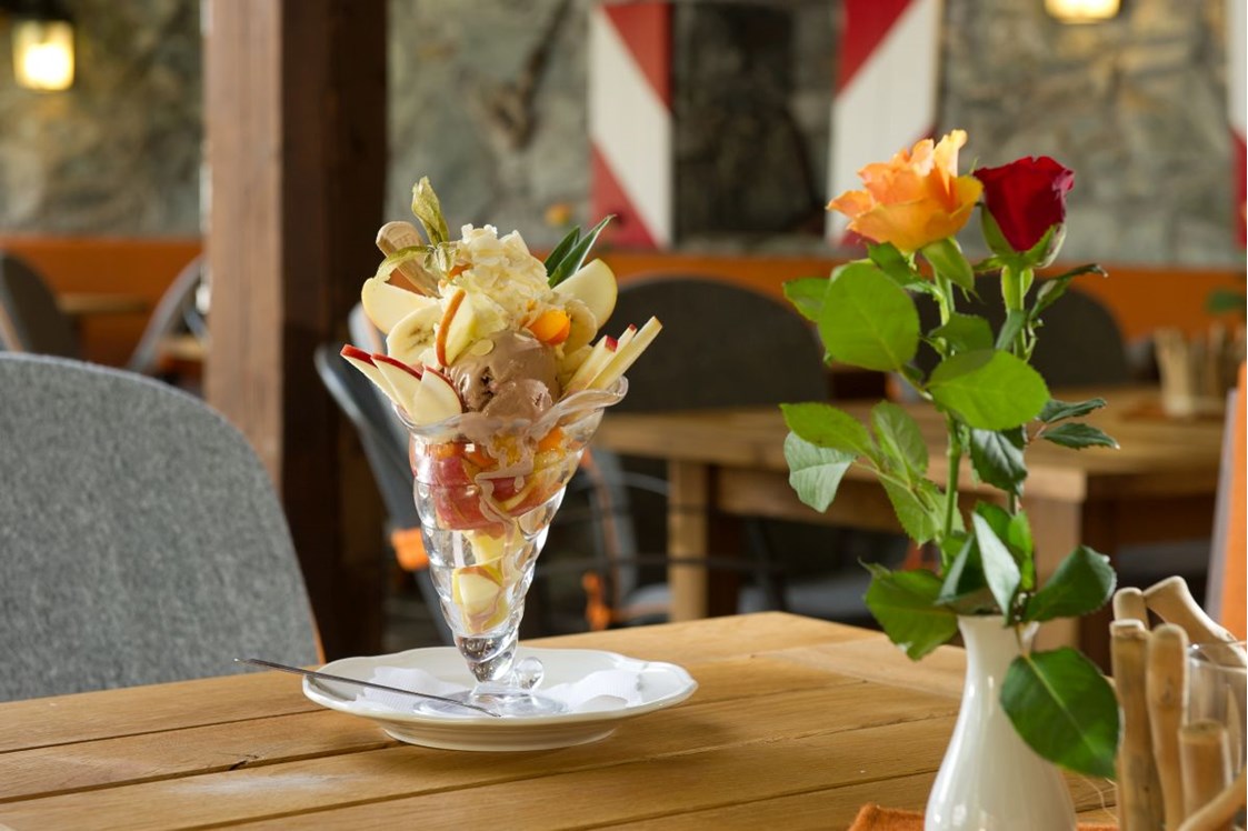 Restaurant: Eisliebhaber wählen ihren Lieblings-Eisbecher aus der Eiskarte - Restaurant Stegerbräu - Radstadt