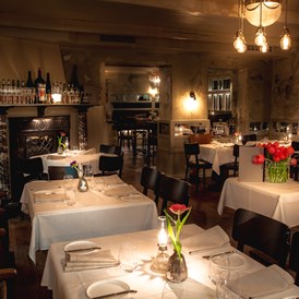 Restaurant: kleiner Restaurantbereich mit bis zu 30 Personen - 151 Bistro Bar