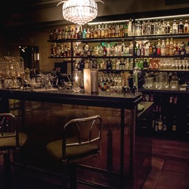 Restaurant: Bar mit Cocktails und Spirituosen - 151 Bistro Bar