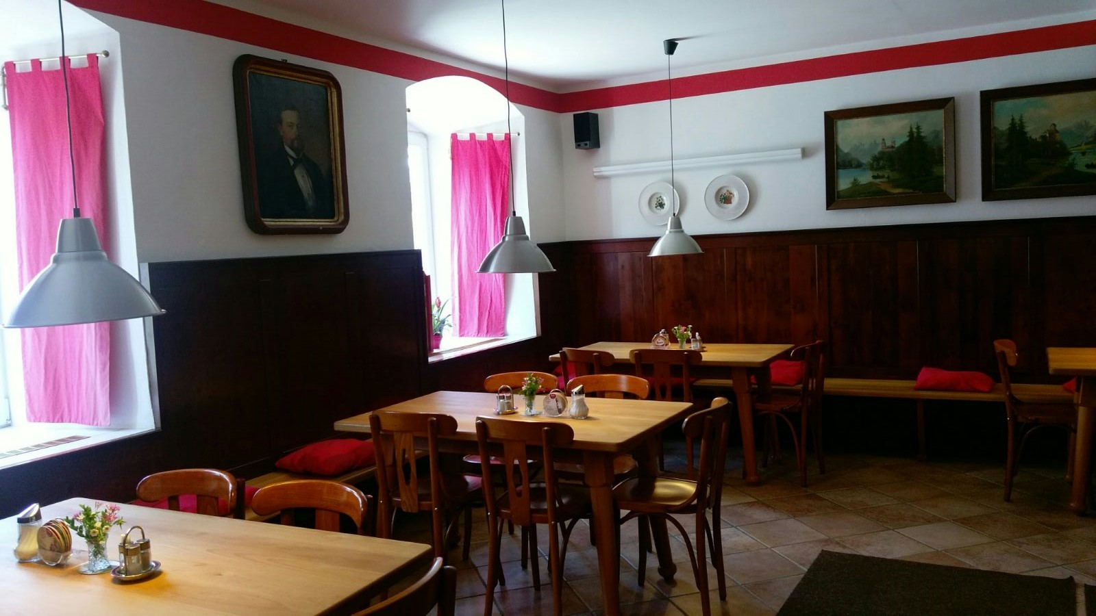 Essen-gehen - PLZ 9311 (Österreich) - Die "Wirtsstube" mit Ihren Massivholztischen - Das Herrenhaus