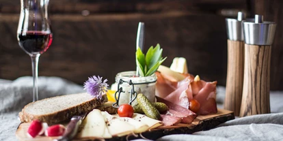 Essen-gehen - Ambiente: klassisch - Lungau - Kärntner Speck und Käsejause im Restaurant Ainkehr am Katschberg. - Restaurant Ainkehr Katschberg