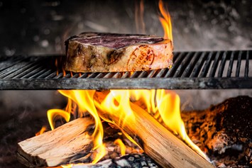 Restaurant: Die besten Steaks vom offenen Grill im Restaurant Ainkehr am Katschberg. - Restaurant Ainkehr Katschberg