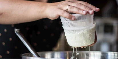 Essen-gehen - Ambiente: klassisch - Lungau - Lernen Sie das Käsen beim Käsekurs in der Käsestube im Restaurant Ainkehr Katschberg.  - Restaurant Ainkehr Katschberg