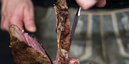 Essen-gehen - Ambiente: klassisch - Lungau - Saftiges Fleisch für unsere Gäste im Restaurant Ainkehr am Katschberg. - Restaurant Ainkehr Katschberg