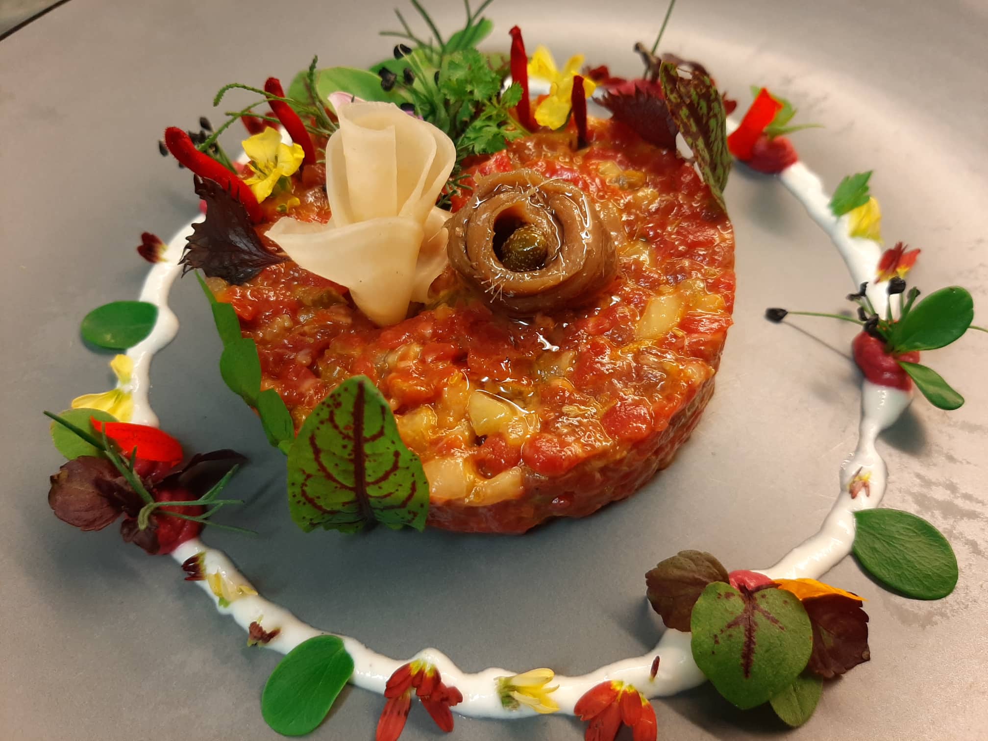 Essen-gehen - Hauben: 3 Hauben - Beef Tartar, liebevoll angerichtet - Bachler, Restaurant & Kulturwirtshaus