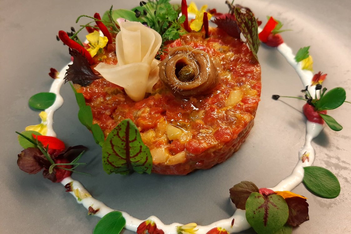Restaurant: Beef Tartar, liebevoll angerichtet - Bachler, Restaurant & Kulturwirtshaus