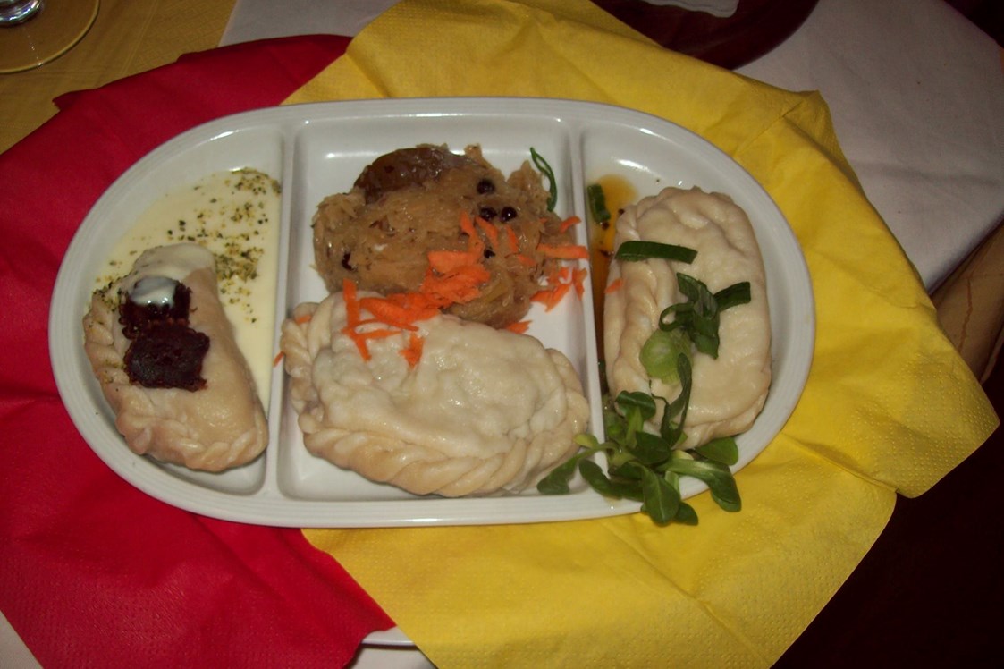 Restaurant: Nudel-Kudel-Mudel
Auf 3-geteilten Tellern servieren wir Topfennudel mit Salat, Fleischnudel Sauerkraut und Kletzennudel auf Vanillesauce! - Kulturwirt-Partyservice zum MOHREN Inh. Irene Lutz