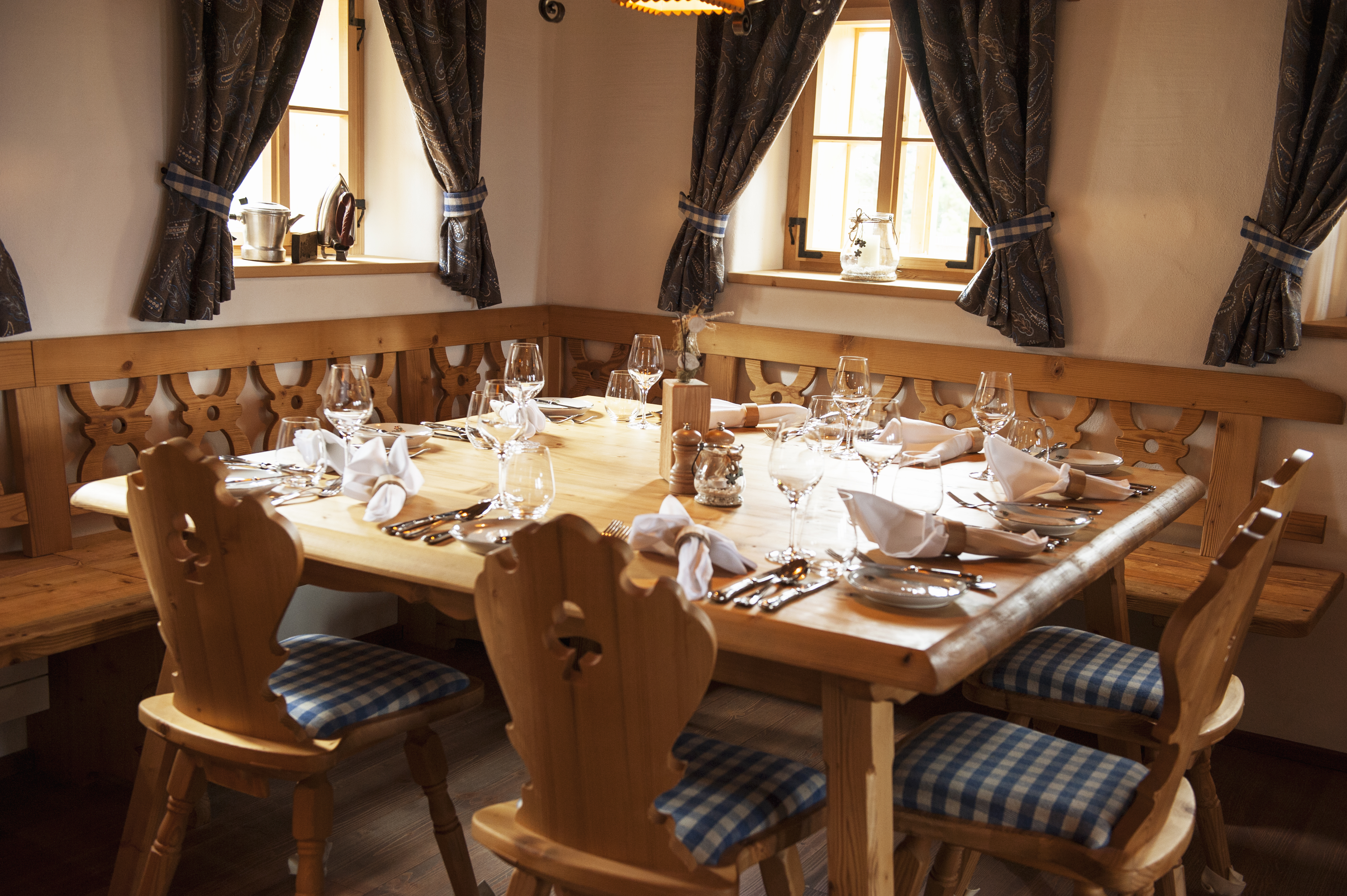 Essen-gehen - Gerichte: Suppen - Kärnten - Bauerntisch in der Rauchkuchl im Almdorf Seinerzeit - Almdorf Seinerzeit