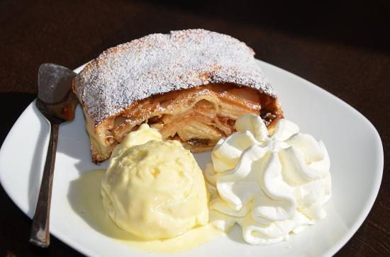 Restaurant: Apfelstrudel mit Vanilleeis und Sahne - Gasthaus Frühlingsgarten Christine Reiter e.U.