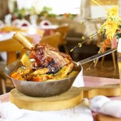 Restaurant - Lammstelze mit mitgebratenen Kartoffeln - Hotel-Gasthof-Restaurant Kröll