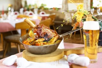 Restaurant: Lammstelze mit mitgebratenen Kartoffeln - Hotel-Gasthof-Restaurant Kröll
