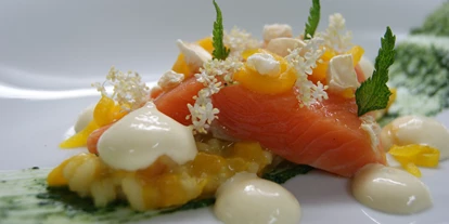 Essen-gehen - Ambiente: klassisch - Saibling mit Holunder - Pfefferschiff