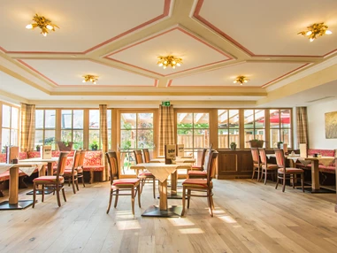 Restaurant: Restaurant, Cafe, hauseigene Bäckerei und Konditorei
 - Mühlpointhof   Familien- Vitalhotel