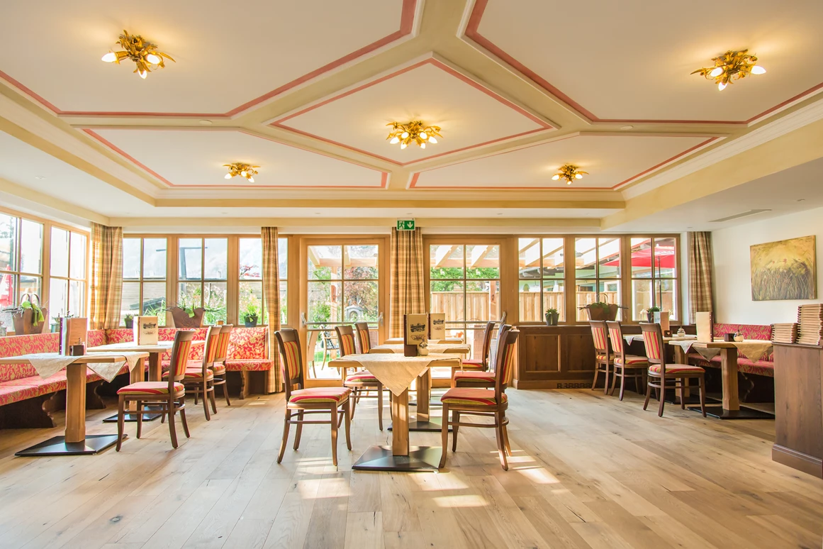 Restaurant: Restaurant, Cafe, hauseigene Bäckerei und Konditorei
 - Mühlpointhof   Familien- Vitalhotel