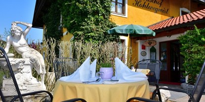 Essen-gehen - Sitzplätze im Freien - Salzburg-Stadt Salzburg Süd - Blicke aus dem Gastgarten auf das historische Gebäude des Gasthofs Hohlwegwirt (2018). - Hohlwegwirt