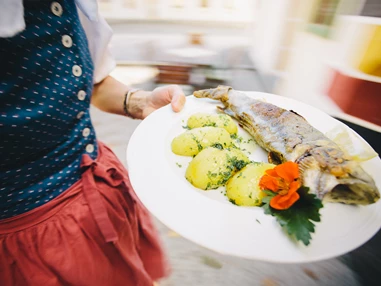 Restaurant: Frische Saiblinge "Müllerin Art", gebacken oder blau. - Gasthof Weitgasser