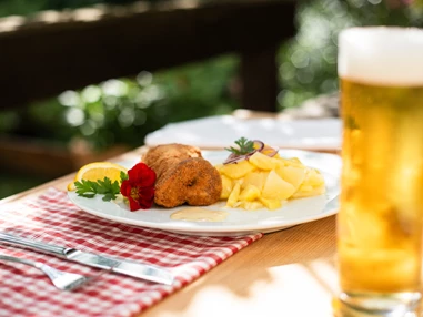 Restaurant: Nur bei uns zu bekommen: 
Gebackener Saurüssel auf Senfsauce mit Erdäpfelsalat - Gasthof Weitgasser