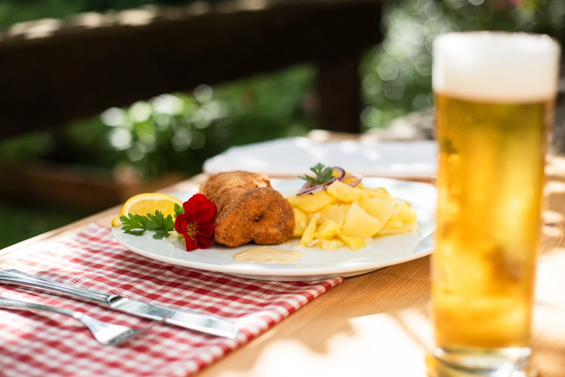 Restaurant: Nur bei uns zu bekommen: 
Gebackener Saurüssel auf Senfsauce mit Erdäpfelsalat - Gasthof Weitgasser