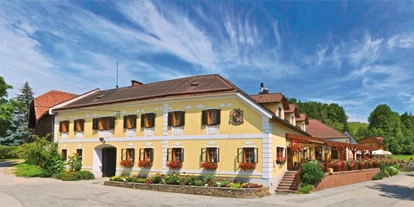 Essen-gehen - Spielplatz - Niederösterreich - Unser Gasthaus ist in die sanften Hügeln der Buckligen Welt eingebettet. Umgeben von Wiesen und Wäldern lädt es zum Entspannen und Genießen ein. - Gasthaus Buchegger