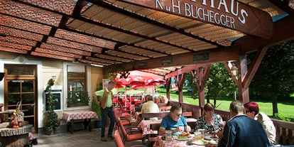 Essen-gehen - Spielplatz - Niederösterreich - Genießen Sie unsere Terrasse, umgeben von Weiden, Obstbäumen und dem Tiefenbach. Ob zu Mittag im Schatten des Sonnenschirmes oder an einem lauen Sommerabend. Hier fühlen Sie sich wohl! - Gasthaus Buchegger