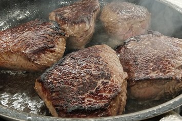 Restaurant: Steaks von unseren eigenen Angus Rindern, an einem Steak Abend - Freizeitanlage Gallien Fam Toifl