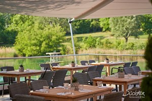 Essen-gehen - Schwechat - Terasse mit Sonnensegel - Südufer