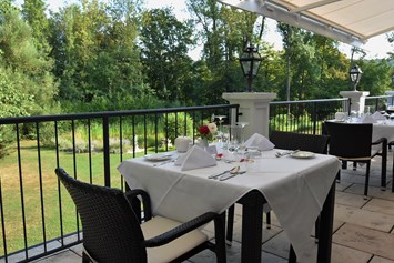 Restaurant: Terrasse mit Parkblick - Im Park – Schlosspark Mauerbach