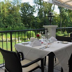 Restaurant: Terrasse mit Parkblick - Im Park – Schlosspark Mauerbach
