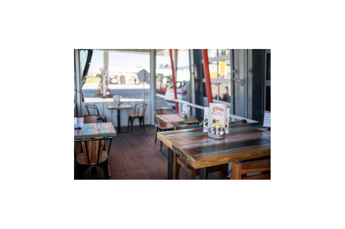 Restaurant: Sonnenterrasse (Raucherbereich)
ganzjährig - Cafe-Restaurant PIPELINE