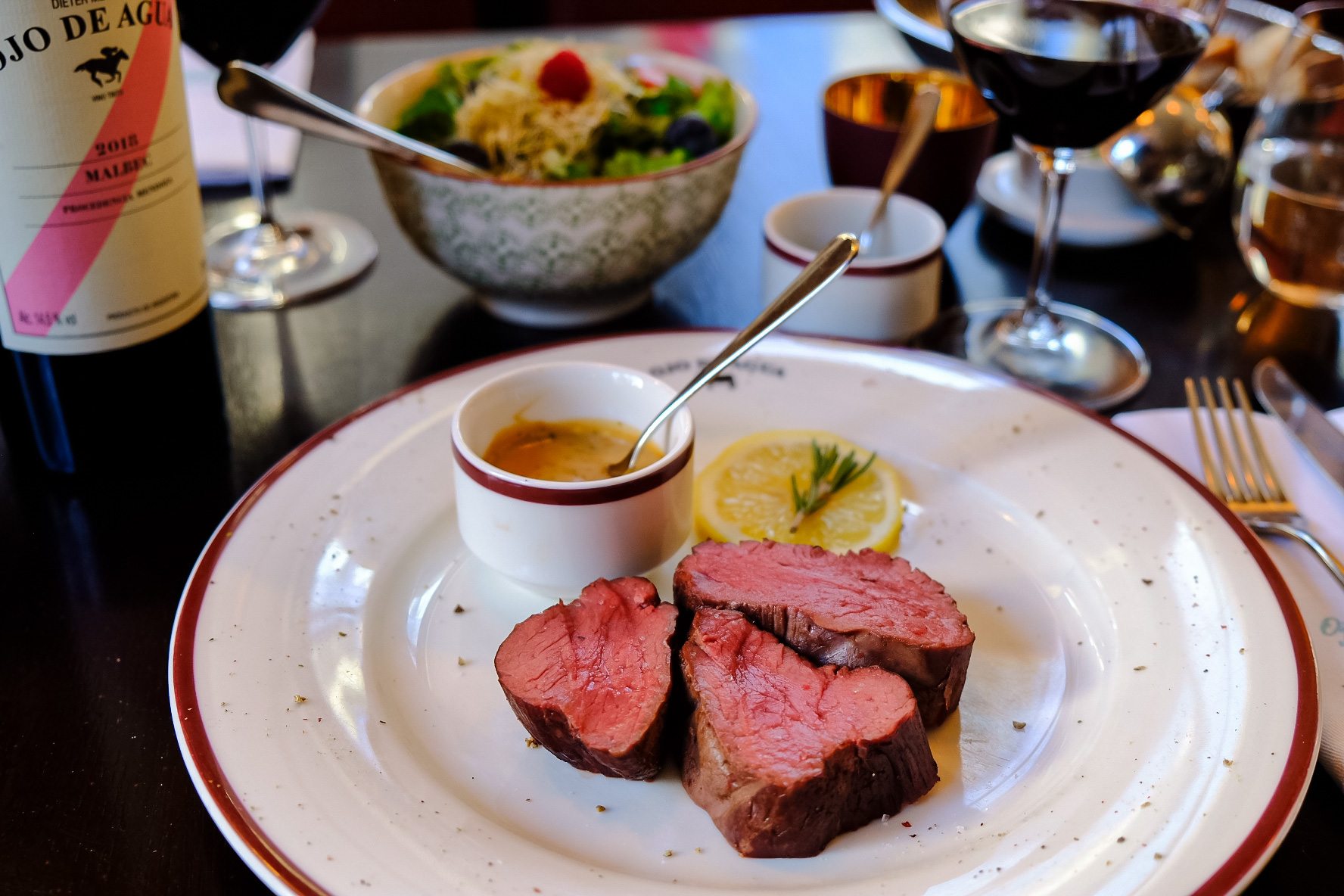 Essen-gehen - Mahlzeiten: Mittagessen - Deutschland - Niedergegartes Filet mit Café de Paris Sauce - OJO DE AGUA Frankfurt