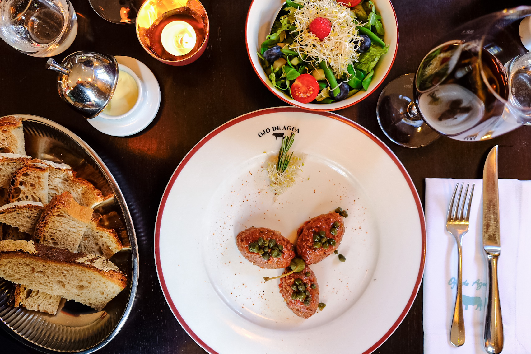 Restaurant: Unser handgeschnittenes Tatar mit Salat - OJO DE AGUA Frankfurt