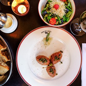 Restaurant: Unser handgeschnittenes Tatar mit Salat - OJO DE AGUA Frankfurt
