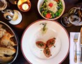 Restaurant: Unser handgeschnittenes Tatar mit Salat - OJO DE AGUA Frankfurt