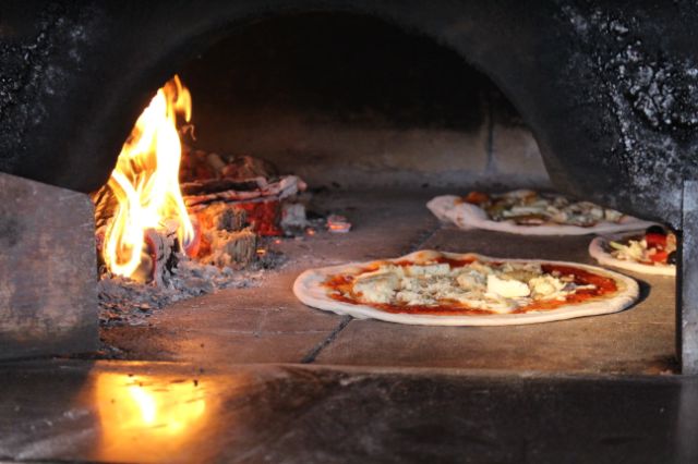 Essen-gehen - Mahlzeiten: Mittagessen - Deutschland - Holzofenpizza - Restaurant Kastell