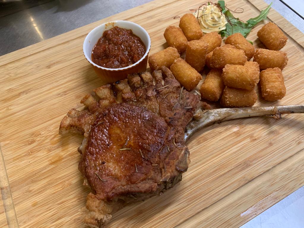 Restaurant: Tomahawk vom schwäbischen Landschwein - Restaurant Kastell