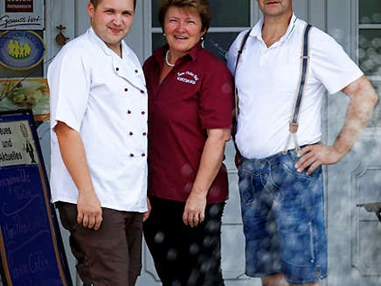 Restaurant: Der Chef Christian mit den "Senior-Wirtsleuten" Sabine und Heli. - Wirtshaus "Zum Onkel Heli"