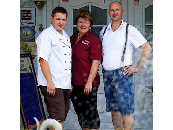 Restaurant: Der Chef Christian mit den "Senior-Wirtsleuten" Sabine und Heli. - Wirtshaus "Zum Onkel Heli"