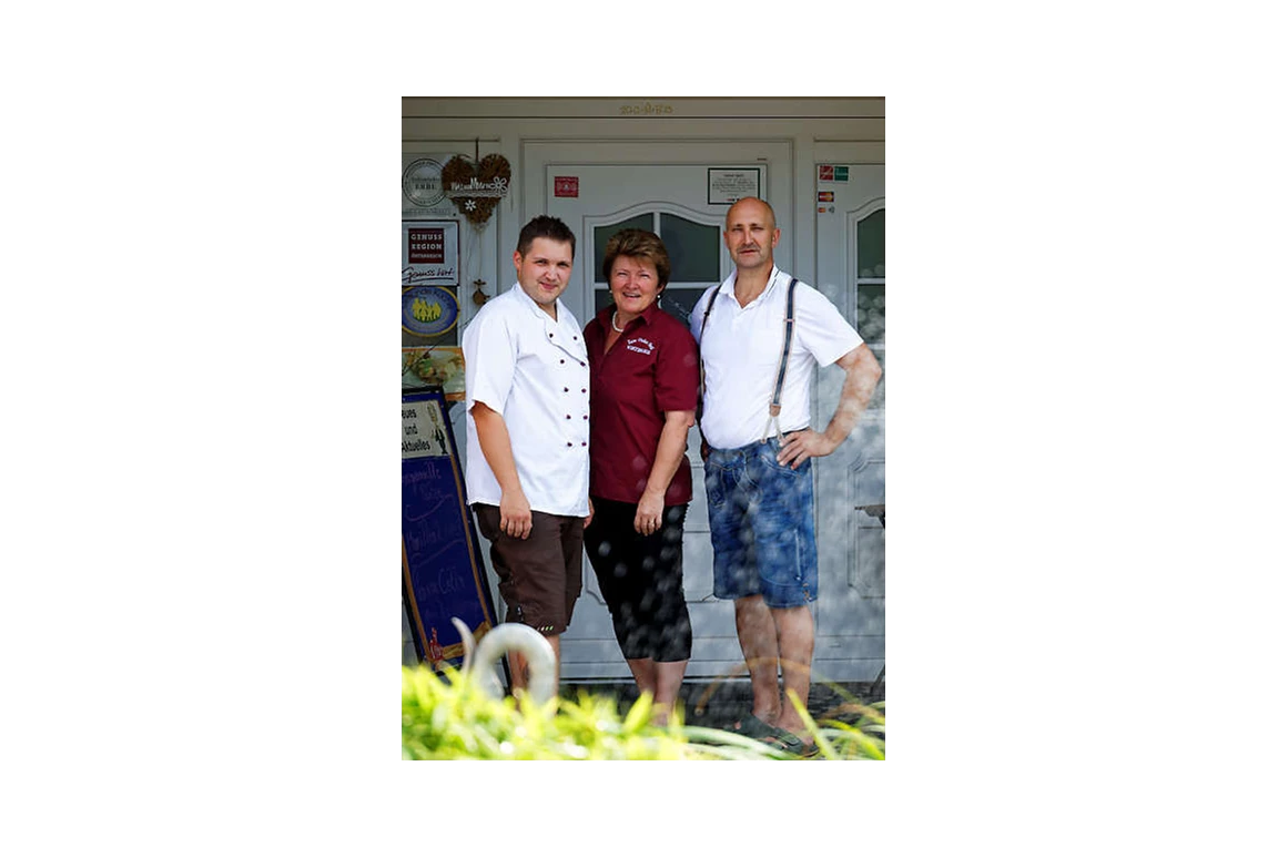 Restaurant: Der Chef Christian mit den "Senior-Wirtsleuten" Sabine und Heli. - Wirtshaus "Zum Onkel Heli"