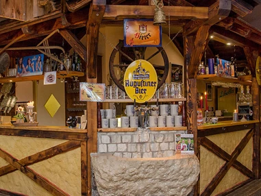 Restaurant: Unser "Dorfplatz" bietet Ihnen 24 gemütliche Sitzplätze. - Wirtshaus "Zum Onkel Heli"