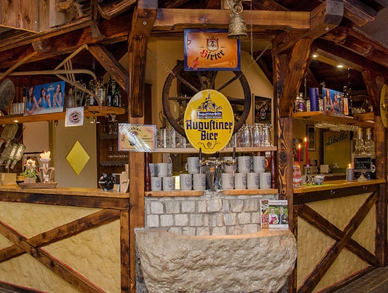 Restaurant: Unser "Dorfplatz" bietet Ihnen 24 gemütliche Sitzplätze. - Wirtshaus "Zum Onkel Heli"