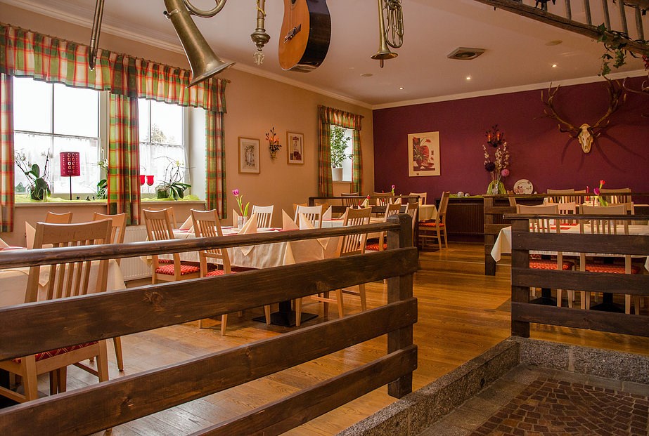 Restaurant: Mit seinen 30 Sitzplätzen eignet unser "Tanzboden" hervorragen für jeden Anlass. - Wirtshaus "Zum Onkel Heli"