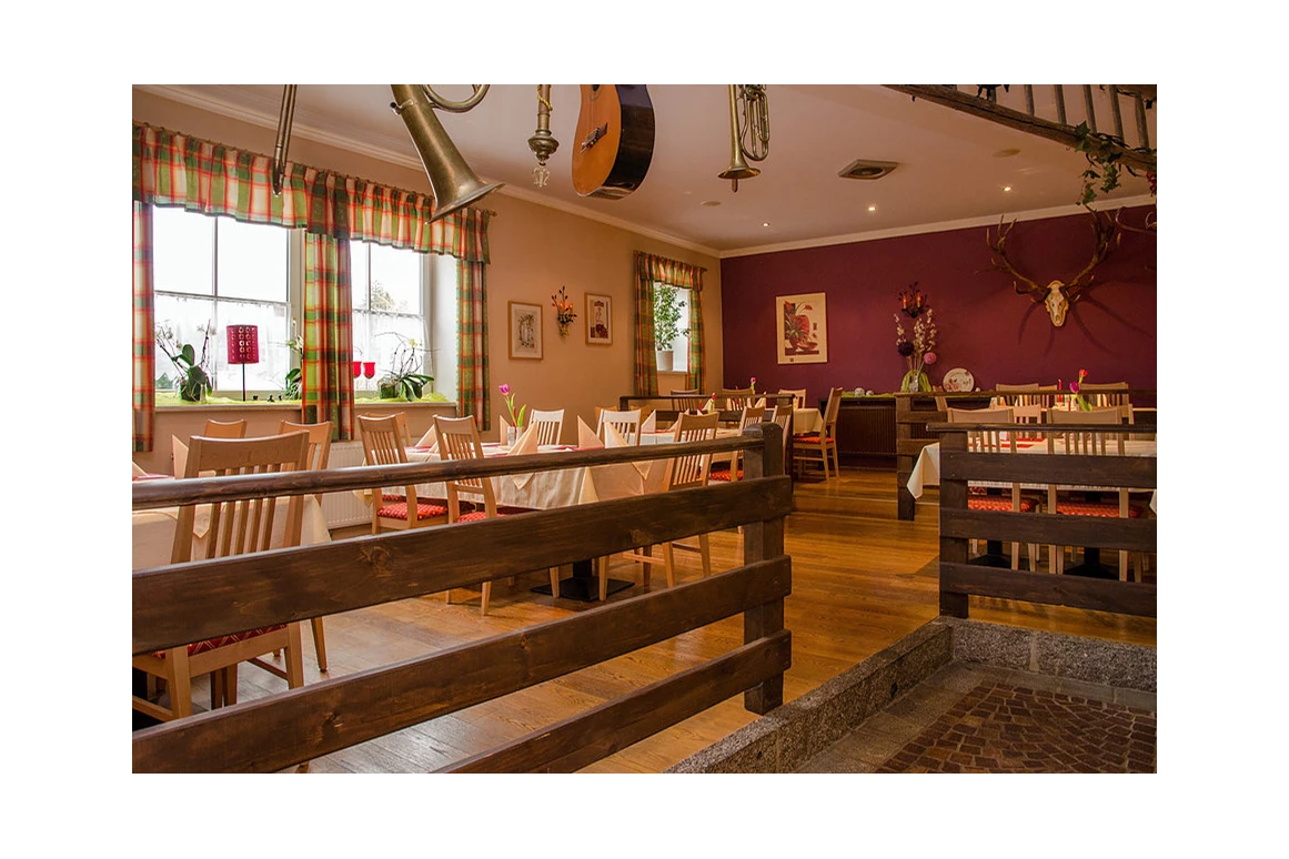 Restaurant: Mit seinen 30 Sitzplätzen eignet unser "Tanzboden" hervorragen für jeden Anlass. - Wirtshaus "Zum Onkel Heli"