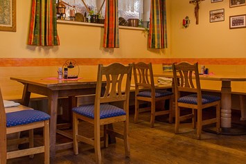 Restaurant: Unser "gemütliches Eck" mit den beiden Stammtischen bietet für 15 Gäste Platz. - Wirtshaus "Zum Onkel Heli"