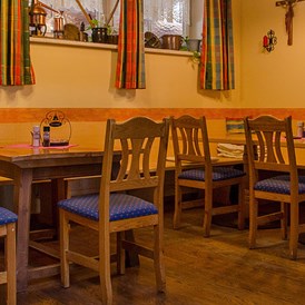 Restaurant: Unser "gemütliches Eck" mit den beiden Stammtischen bietet für 15 Gäste Platz. - Wirtshaus "Zum Onkel Heli"