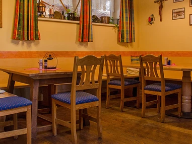 Restaurant: Unser "gemütliches Eck" mit den beiden Stammtischen bietet für 15 Gäste Platz. - Wirtshaus "Zum Onkel Heli"