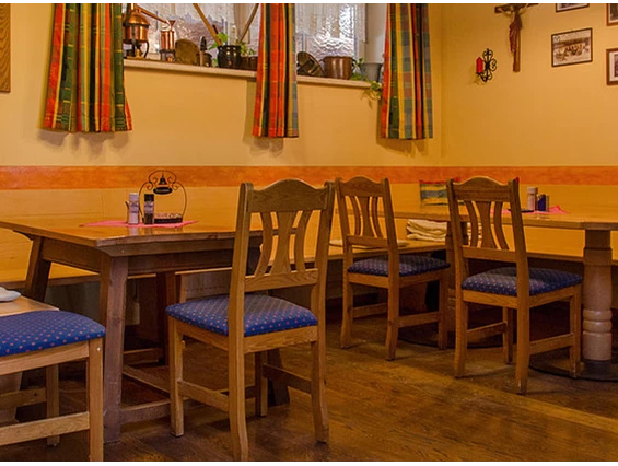 Restaurant: Unser "gemütliches Eck" mit den beiden Stammtischen bietet für 15 Gäste Platz. - Wirtshaus "Zum Onkel Heli"