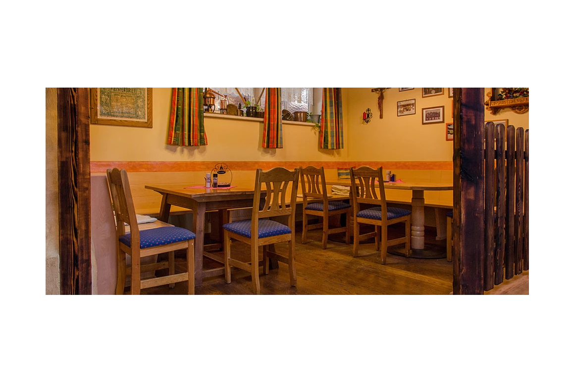 Restaurant: Unser "gemütliches Eck" mit den beiden Stammtischen bietet für 15 Gäste Platz. - Wirtshaus "Zum Onkel Heli"