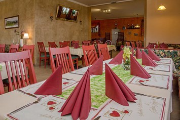 Restaurant: Unsere beiden extra Stüberl lassen sich durch eine Schiebetür verbinden und bieten Platz für 100 Gäste. - Wirtshaus "Zum Onkel Heli"