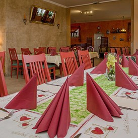 Restaurant: Unsere beiden extra Stüberl lassen sich durch eine Schiebetür verbinden und bieten Platz für 100 Gäste. - Wirtshaus "Zum Onkel Heli"