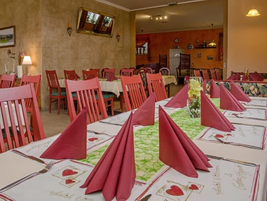 Restaurant: Unsere beiden extra Stüberl lassen sich durch eine Schiebetür verbinden und bieten Platz für 100 Gäste. - Wirtshaus "Zum Onkel Heli"
